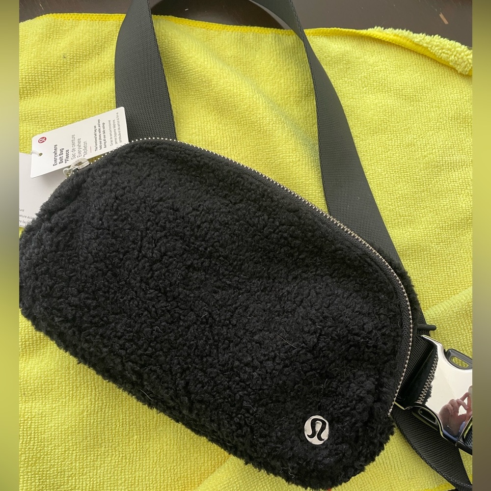 Lululemon Everywhere Belt Bag Fleece, Black. New with tags.